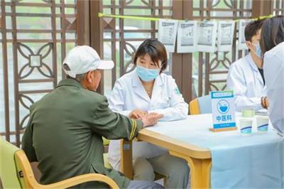 北京京通医院,义诊活动中医把脉