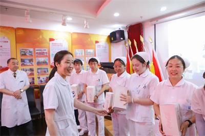 北京京通医院,郭丽霞主任发放礼品